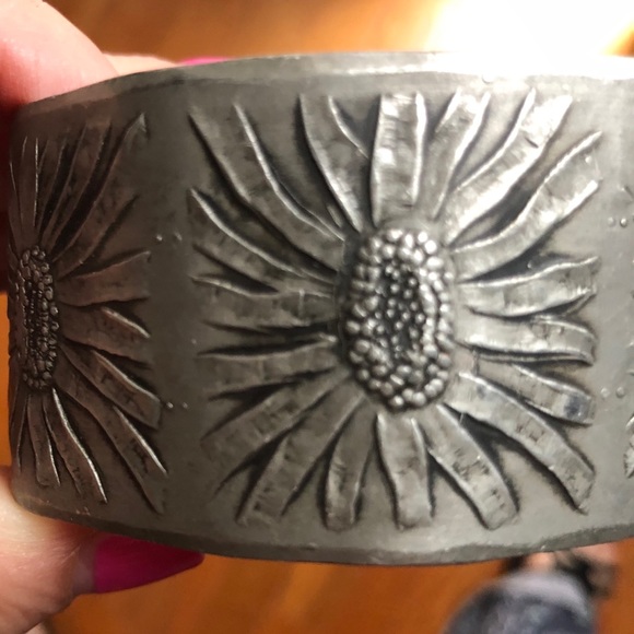 Daisy Pewter Bracelet Hand Wrought Wendel August Forge Pretty unique bracelet - Picture 3 of 4